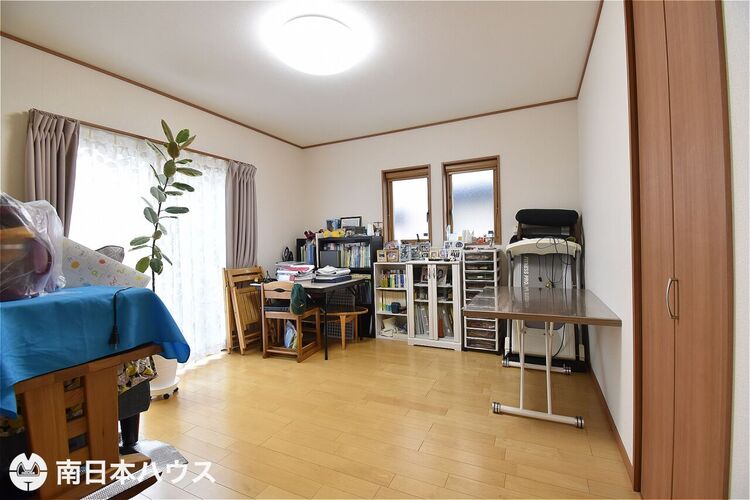 内装 【洋室】1階の約8.4帖の洋室です！ウォークインクローゼットを備えたお部屋です♪