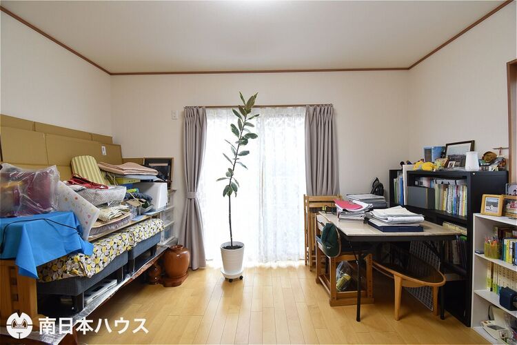 内装 【洋室】1階の約8.4帖の洋室です！東南向きの窓に面した明るい室内です♪