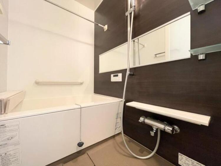 風呂 ユニットバスはゆったりとくつろげる1坪タイプ。足までしっかりと伸ばせる浴槽は心身ともにしっかりと疲れを癒してくれます。お子様と一緒の入浴でも充分な広さです。バスルームは疲れを癒すくつろぎの場所。