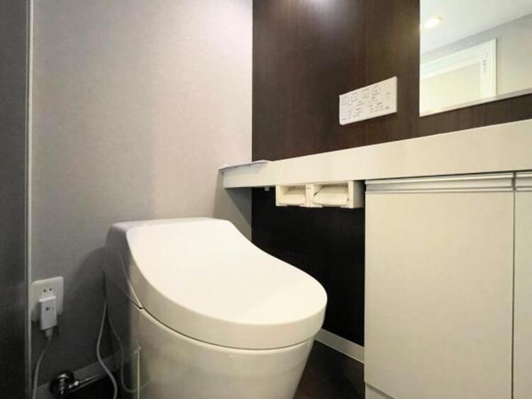 トイレ ゆとりをもった広さ、白ベースに清潔感ある空間です。もちろんウォシュレットも完備しております。小物を収納するスペースがあるのも良いですね。毎日頻繁に利用する大切な空間だからこそ、こだわりたいです。