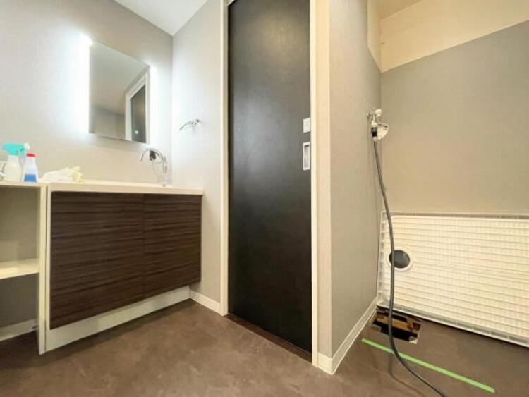 洗面 平日の朝であっても、落ち着きとくつろぎを感じられる。歯磨き粉が行方不明になるようなごちゃごちゃ感も解消。収納力の高い洗面所です。コーディネートされた空間で気持ちよく身だしなみを整えられます。