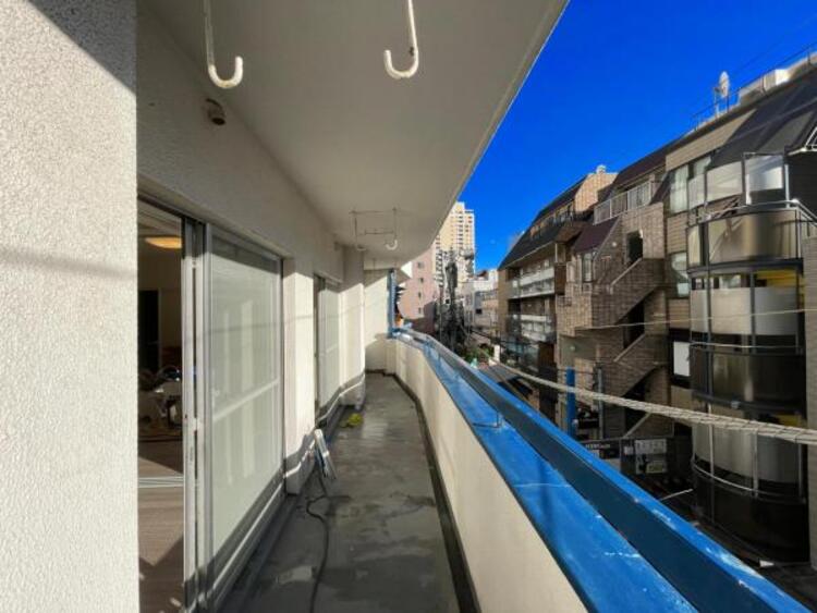 バルコニー バルコニーは奥行きがあり、洗濯物も干しやすいです。眺望も良く、開放感あるバルコニーです。陽当りの良いバルコニーは物干しセットを追加すれば、一度に風く全員分、たくさんの洗濯物が干せるのが魅力です。