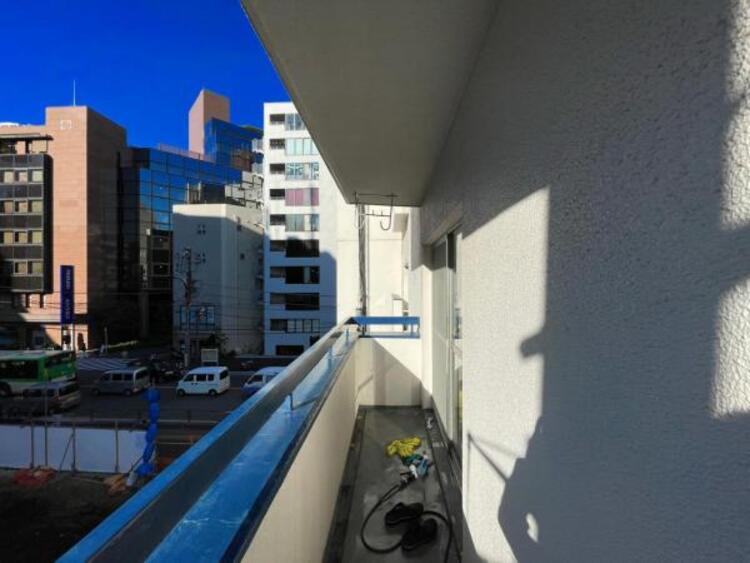 その他 広いバルコニーは、暮らしの中での光と風を演出してくれています。見事なまでの開放的な空間をお楽しみください。涼しい季節はバルコニーで語らったり少しお酒を飲んだり。癒しのスペースとして重宝できます。