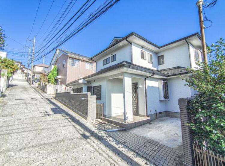 外観 青空を背景にスタイリッシュな外観が住まう人に誇りを与えます。駅周辺施設も利用でき快適生活が送れます！四季を通じて自然と触れ合えるスポットが周辺には沢山あり、お散歩やジョギング週末の遊びにおすすめです。