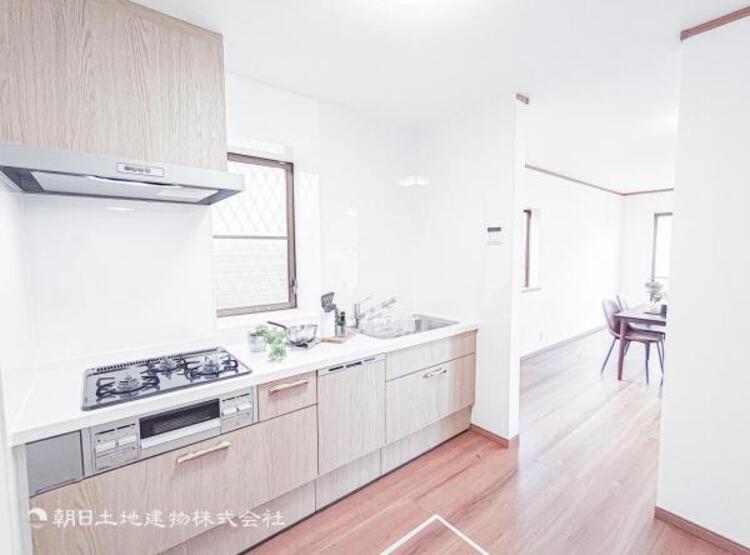 キッチン 広く取られたキッチンスペースはとても便利です。　自由にレイアウトがカスタマイズできます。