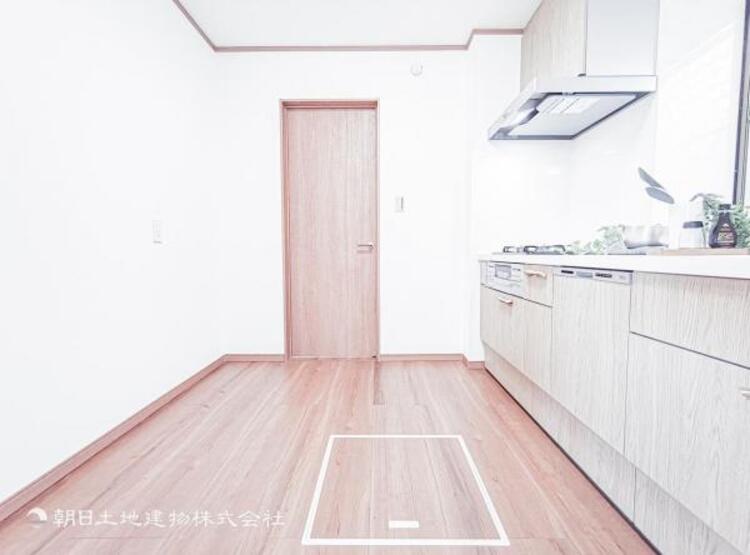 キッチン リビングダイニングが見渡せるカウンターキッチン！　お料理をする人も開放感が心地いいです。