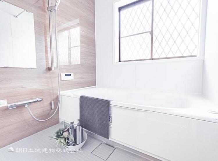 風呂 ゆったりと寛げる広々バスで足を伸ばしてリラックス。　最新のユニットバスは設備も充実です。