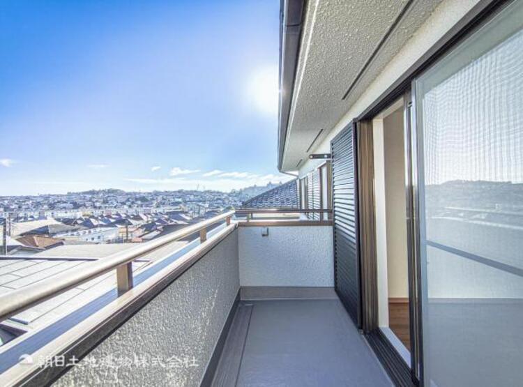 バルコニー 太陽の光と爽やかな風を受けられるバルコニーです。太陽の匂いを感じられそうです！