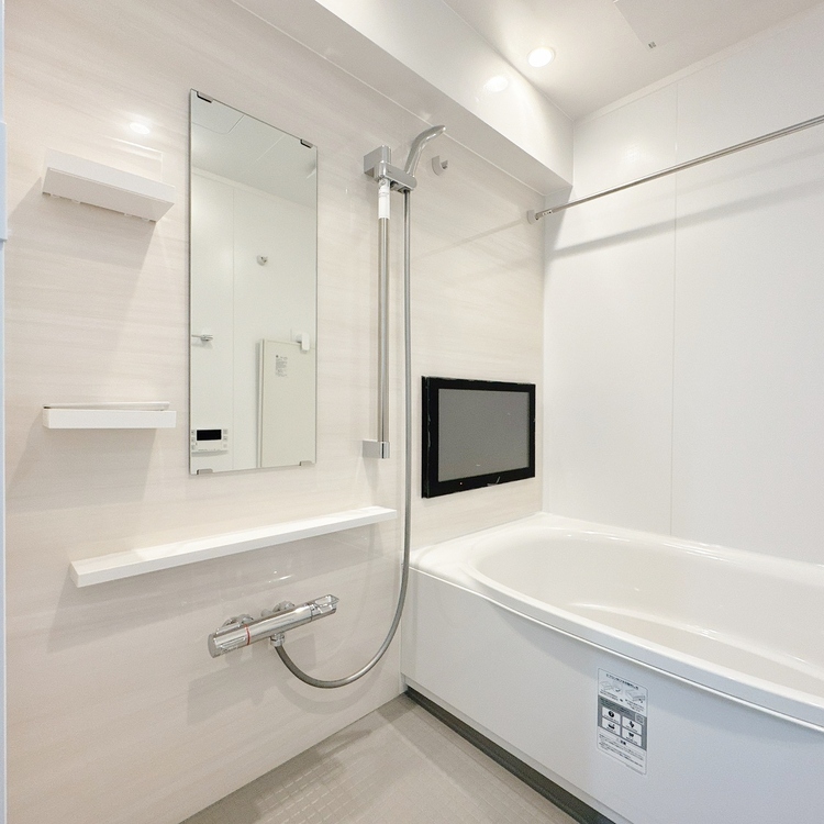 風呂 一日の疲れを癒すバスルームは、心地よいリラックスを叶える清潔感溢れる空間です。