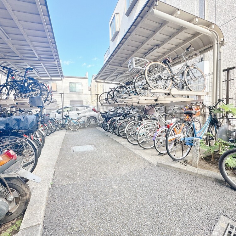 設備 整理整頓された駐輪場で、管理体制の良好さがうかがえます。