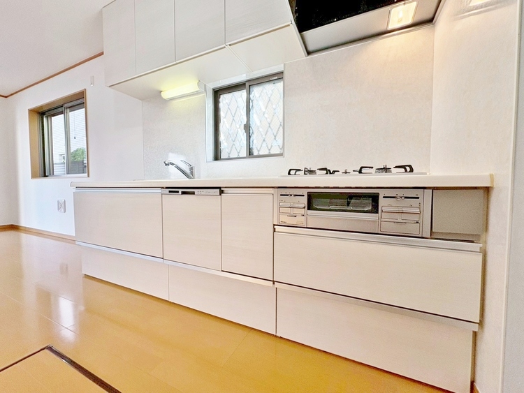 キッチン スマートな意匠と充実の機能を備えたキッチンが、暮らしにおいしい彩りを添えます。