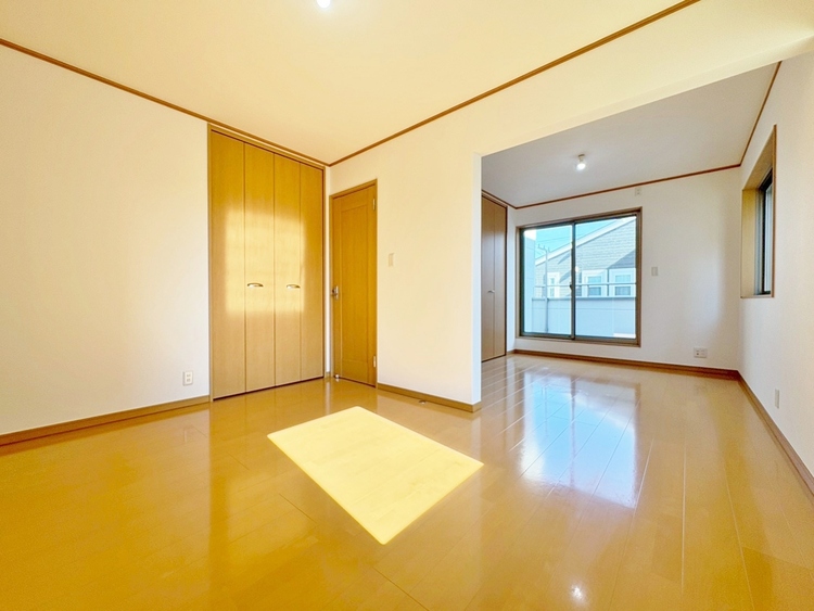 寝室 ベッドも十分に設置するスペースがあります。