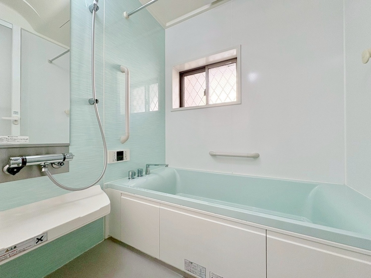 風呂 一日の疲れを癒すバスルームは、心地よいリラックスを叶える清潔感溢れる空間です。