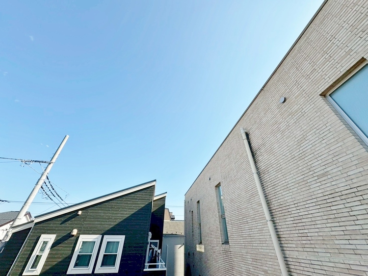 バルコニー 窓を開けると広がる青空。心をリフレッシュして日々を過ごしていきましょう。