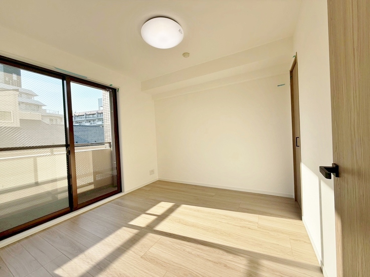 居間 忙しく過ぎゆく日常を置き去るほど、ゆったりした時間が流れるリビング。