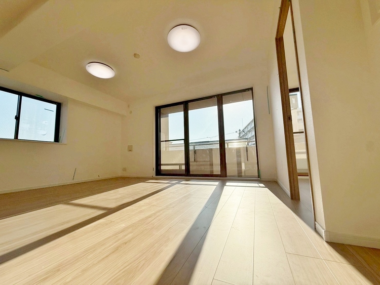 居間 居心地の良い空気感は、暮らしのステージを彩り、心からのやすらぎと満足感を与えてくれます。