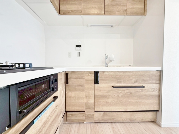 キッチン スマートな意匠と充実の機能を備えたキッチンが、暮らしにおいしい彩りを添えます。