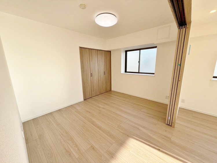 寝室 ベッドも十分に設置するスペースがあります。