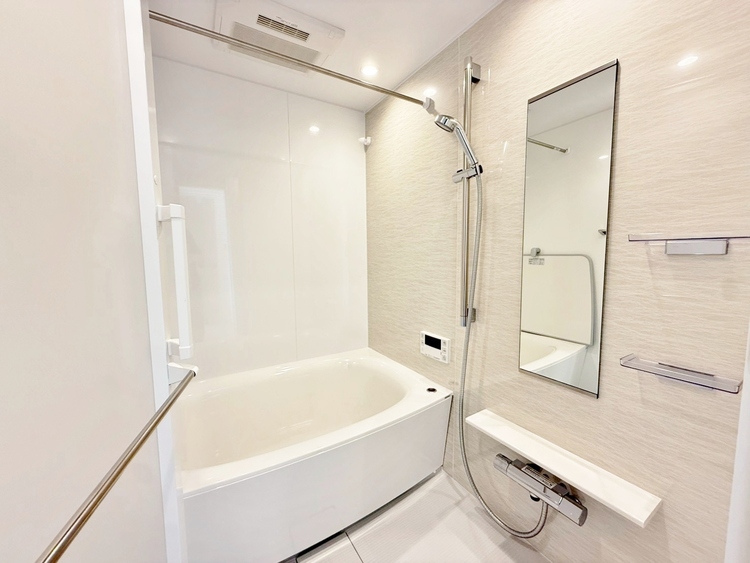 風呂 一日の疲れを癒すバスルームは、心地よいリラックスを叶える清潔感溢れる空間です。