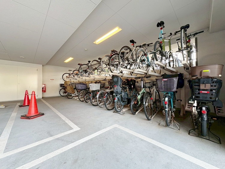 設備 整理整頓された駐輪場で、管理体制の良好さがうかがえます。