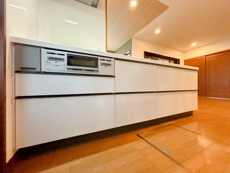 キッチン スマートな意匠と充実の機能を備えたキッチンが、暮らしにおいしい彩りを添えます。