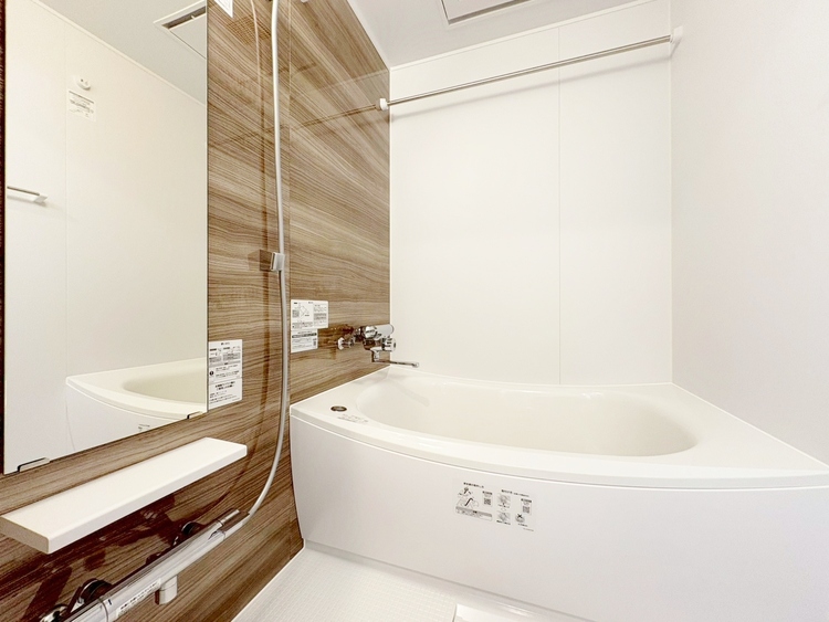 風呂 一日の疲れを癒すバスルームは、心地よいリラックスを叶える清潔感溢れる空間です。