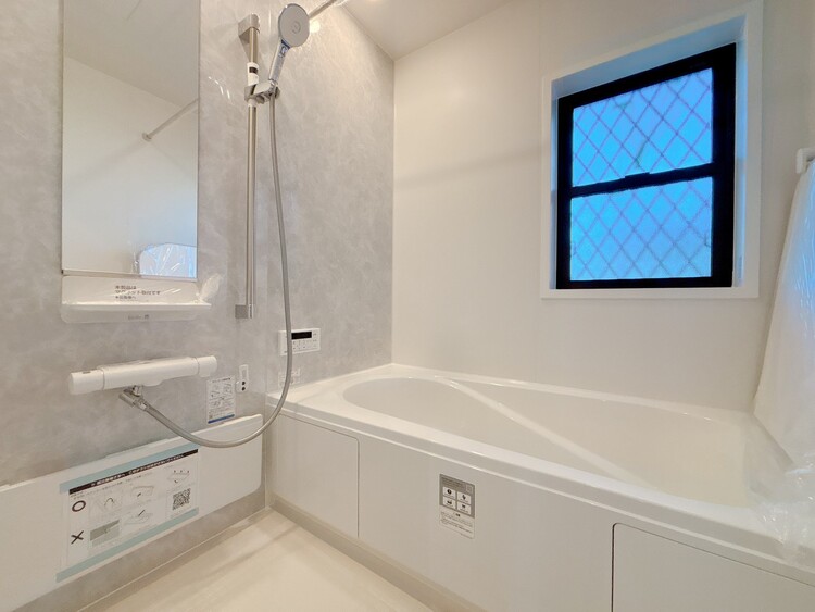 風呂 一日の疲れを癒すバスルームは、心地よいリラックスを叶える清潔感溢れる空間です。