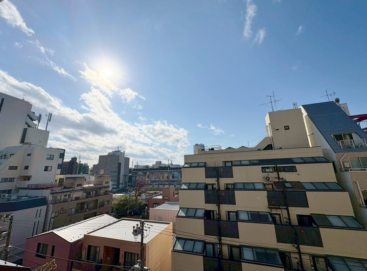 バルコニー 窓を開けると広がる青空。心をリフレッシュして日々を過ごしていきましょう。