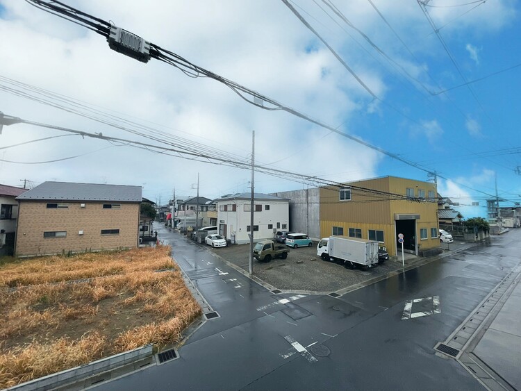 バルコニー 窓を開けると広がる青空。心をリフレッシュして日々を過ごしていきましょう。