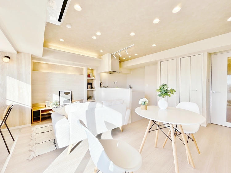 居間 居心地の良い空気感は、暮らしのステージを彩り、心からのやすらぎと満足感を与えてくれます。