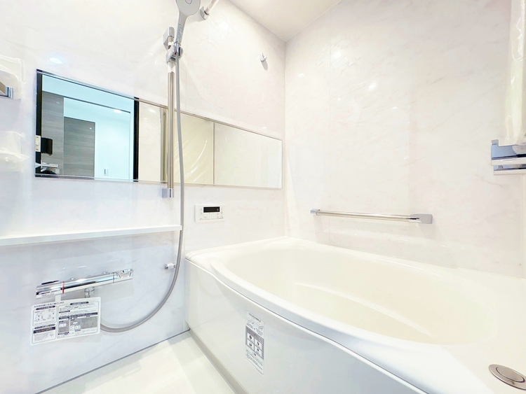 風呂 一日の疲れを癒すバスルームは、心地よいリラックスを叶える清潔感溢れる空間です。