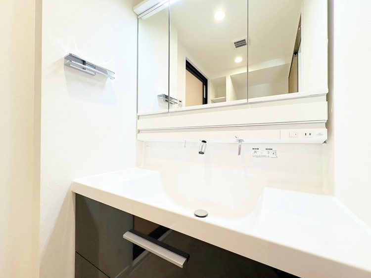 洗面 何かと物が増える場所だからこそ、スッキリと見映えの良い空間に。