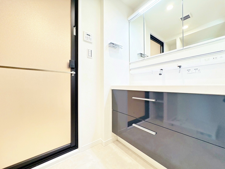 洗面 清潔感と心地よさを重視した、上質感漂うパウダールーム。