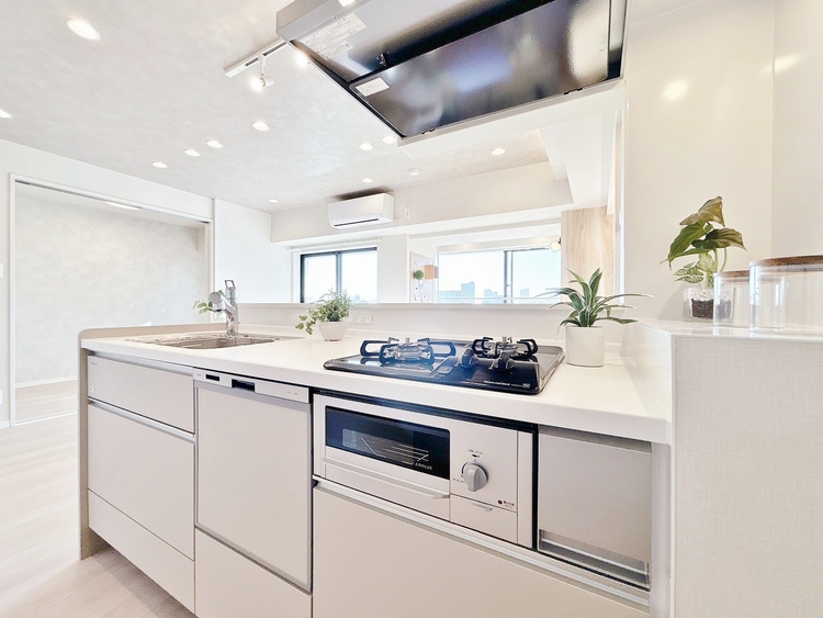 キッチン スマートな意匠と充実の機能を備えたキッチンが、暮らしにおいしい彩りを添えます。