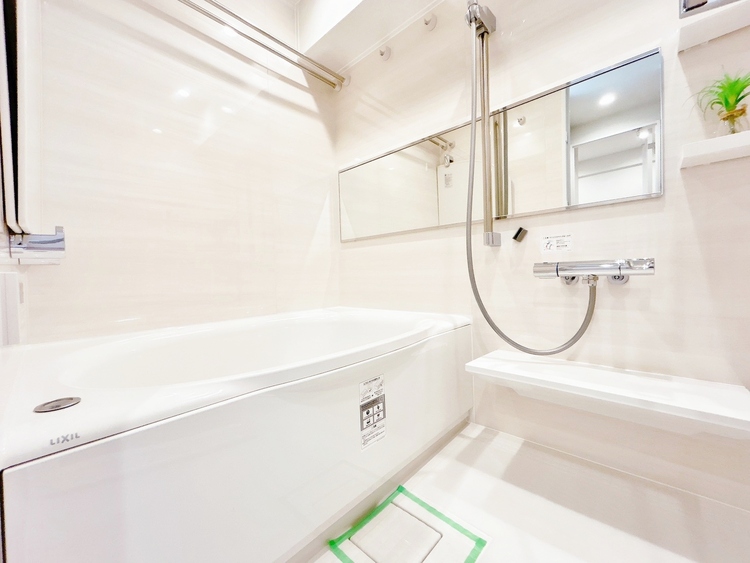 風呂 一日の疲れを癒すバスルームは、心地よいリラックスを叶える清潔感溢れる空間です。