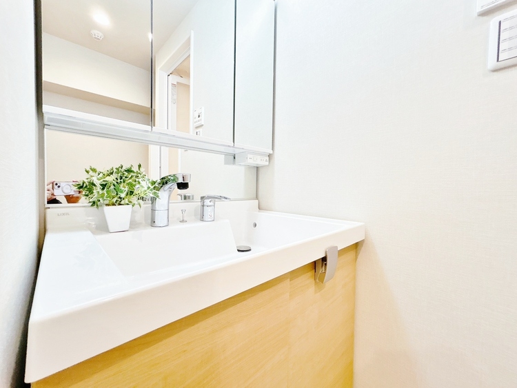 洗面 何かと物が増える場所だからこそ、スッキリと見映えの良い空間に。