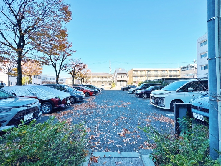駐車場 本物件の駐車スペースです。車種制限のある場合もございますので、お気軽にお問い合わせくださいませ。