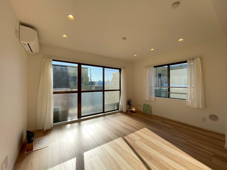 居間 飾り過ぎないシンプルな内装と偏り過ぎないデザインで統一しました。