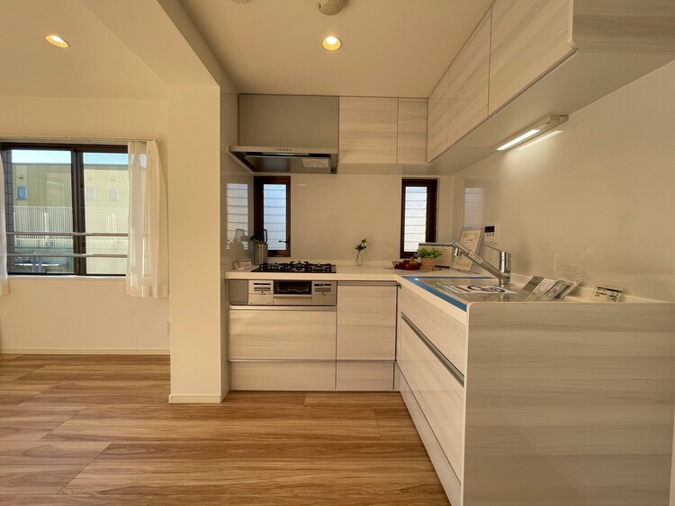 キッチン スマートな意匠と充実の機能を備えたキッチンが、暮らしにおいしい彩りを添えます。