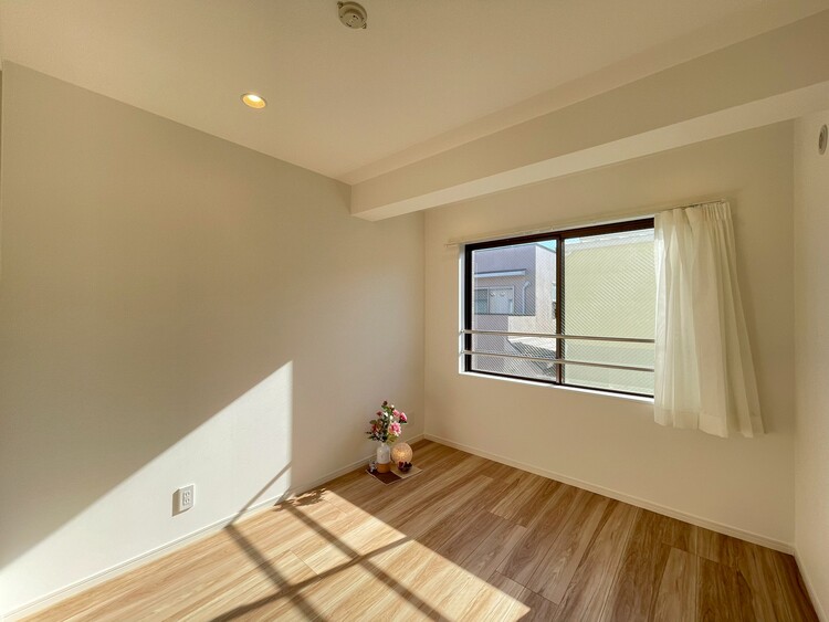 寝室 ベッドも十分に設置するスペースがあります。