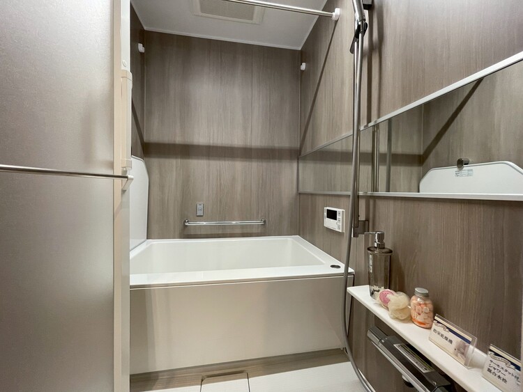 風呂 一日の疲れを癒すバスルームは、心地よいリラックスを叶える清潔感溢れる空間です。