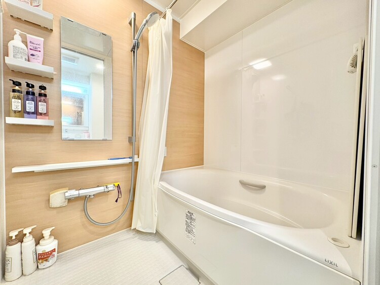 風呂 一日の疲れを癒すバスルームは、心地よいリラックスを叶える清潔感溢れる空間です。