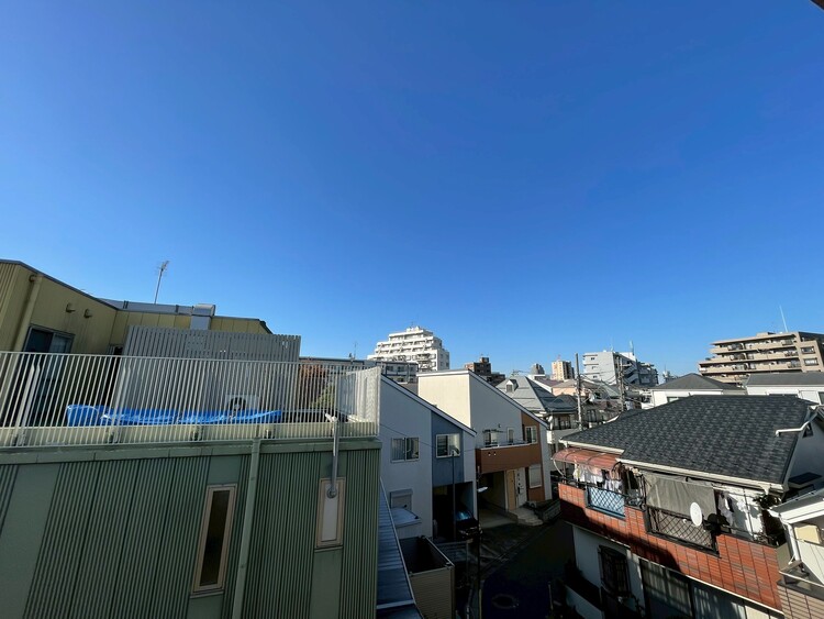 バルコニー 窓を開けると広がる青空。心をリフレッシュして日々を過ごしていきましょう。