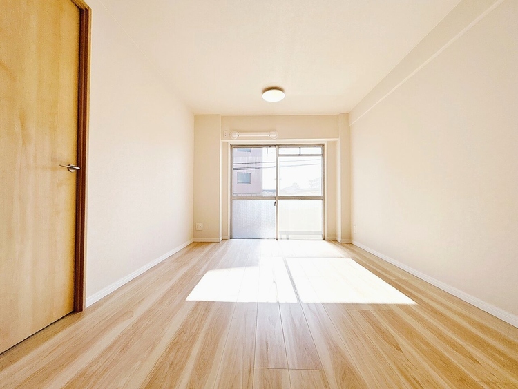 居間 忙しく過ぎゆく日常を置き去るほど、ゆったりした時間が流れるリビング。