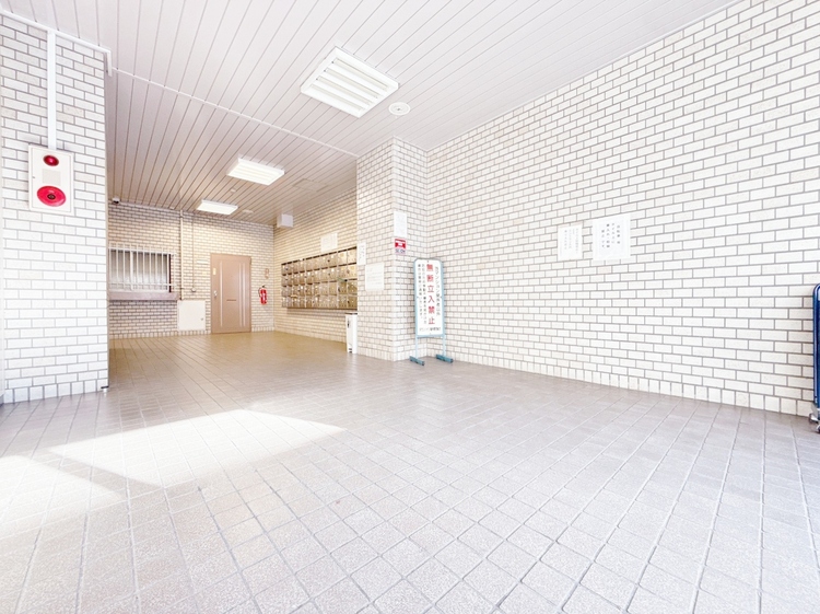 エントランス エントランス内部は、管理が行き届き清潔な共有スペースとなっています。