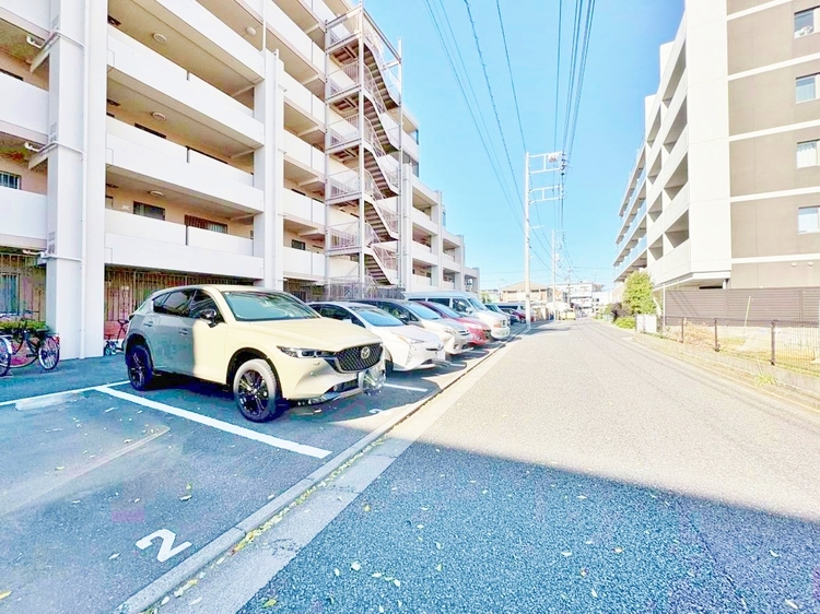 駐車場 本物件の駐車スペースです。車種制限のある場合もございますので、お気軽にお問い合わせくださいませ。