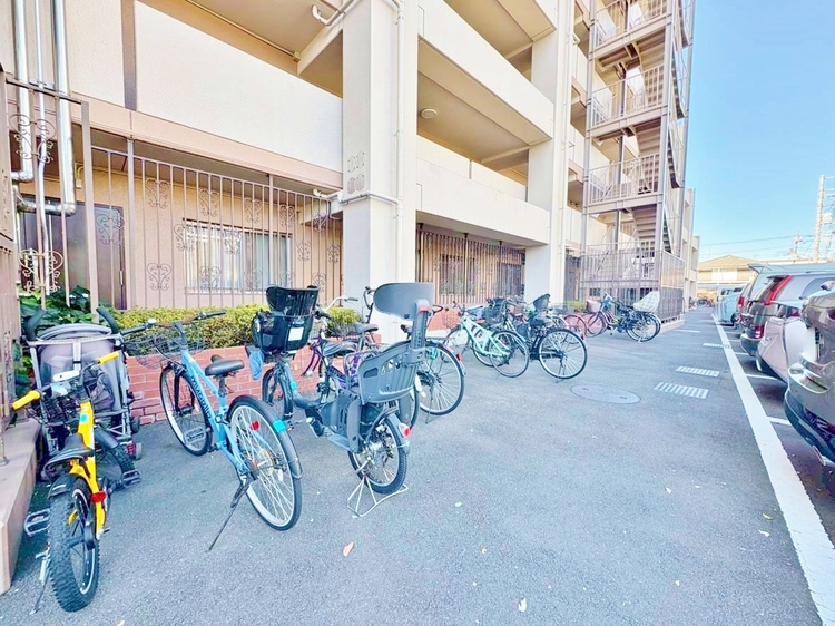 設備 きちんと整備された駐輪場。住む方の心遣いが感じられます。