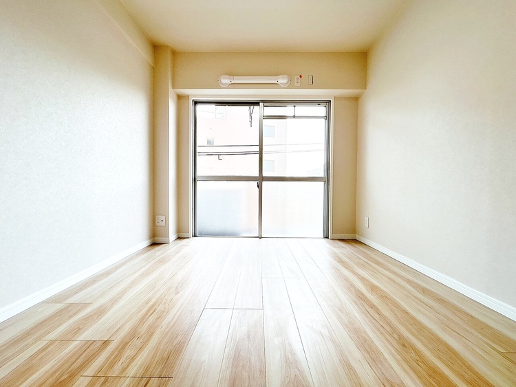 寝室 ベッドも十分に設置するスペースがあります。