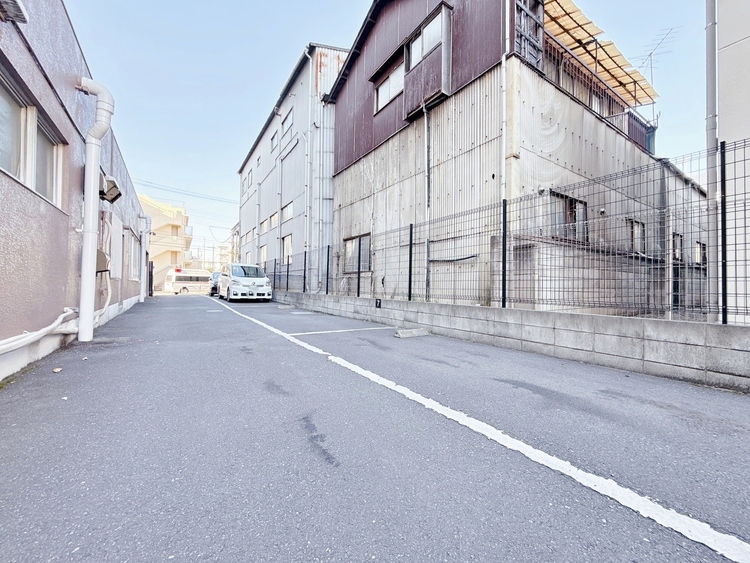 駐車場 本物件の駐車スペースです。車種制限のある場合もございますので、お気軽にお問い合わせくださいませ。