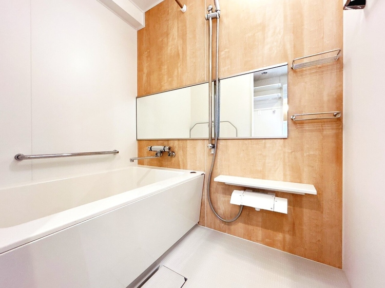 風呂 一日の疲れを癒すバスルームは、心地よいリラックスを叶える清潔感溢れる空間です。